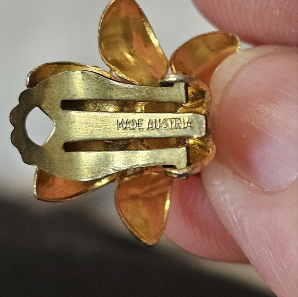 1950s Made in Austria Austrian Gold Leaf Pearl Flower Clip On Earrings - Picture 2 of 4